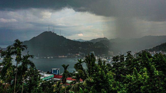 Pusat Kota Jayapura, Papua di guyur hujan lebat selama 30 menit, Sabtu (24/4/2021).  ANTARA FOTO/Indrayadi