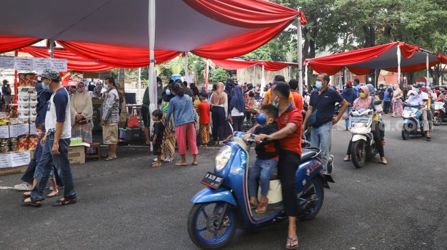 Pedagang menjajakan dagangannya di stand bazar ramadhan Taman Mini Indonesia Indah, Jakarta Timur, Sabtu (24/4/2021). [Suara.com/Alfian Winanto]