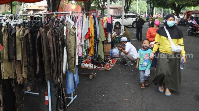 Warga datang berkunjung ke stand bazar ramadhan Taman Mini Indonesia Indah, Jakarta Timur, Sabtu (24/4/2021). [Suara.com/Alfian Winanto]