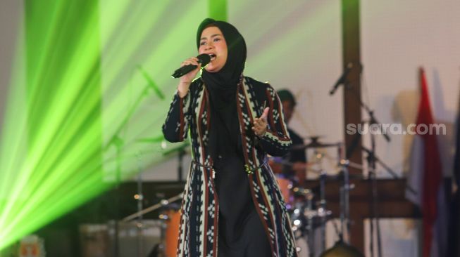 Pedangdut Ikke Nurjanah tampil bernyanyi saat acara konser amal Suara Nusa Timur di Pasar Minggu, Jakarta Selatan, Sabtu (24/4/2021). [Suara.com/Alfian Winanto]