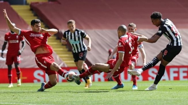 Gelandang Newcastle United Joe Willock mencetak gol penyeimbang saat menghadapi Liverpool dalam lanjutan Liga Inggris di Anfield. DAVID KLEIN / POOL / AFP