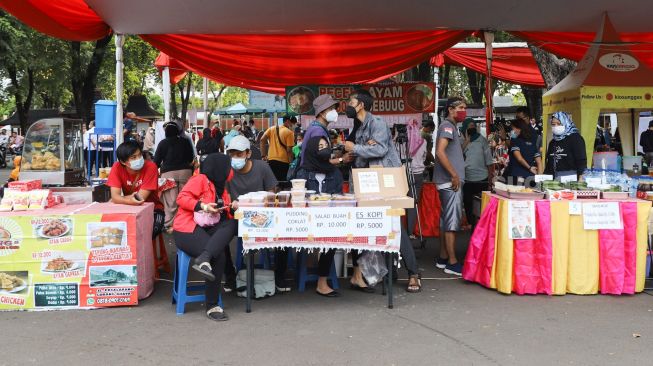 Pedagang menjajakan dagangannya di stand bazar ramadhan Taman Mini Indonesia Indah, Jakarta Timur, Sabtu (24/4/2021). [Suara.com/Alfian Winanto]