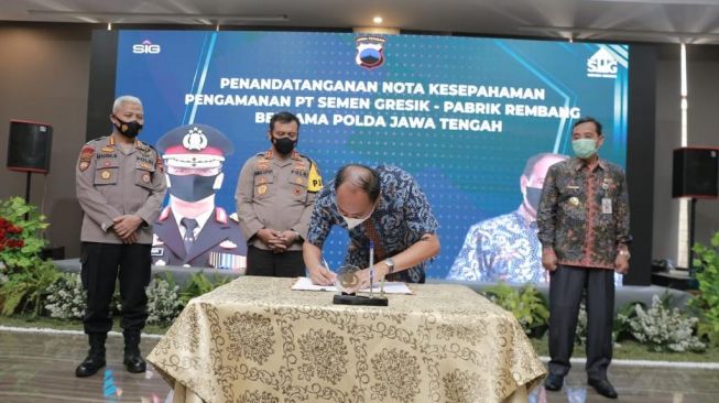 Direktur Utama Semen Gresik menandatangani Nota Kesepahaman Pengamanan Objek Vital Nasional PT Semen Gresik Pabrik Rembang disaksikan (dari kiri ke kanan) Bapak Dirpamovit Polda Jateng, Kapolda Jawa Tengah, dan Bupati Rembang. [Dok Semen Gresik]