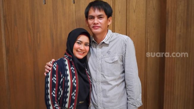 Pedangdut Ikke Nurjanah dan sang suami, Karlie Fu saat ditemui di Kawasan Pasar Minggu, Jakarta Selatan, Sabtu (24/4/2021). [Suara.com/Alfian Winanto]