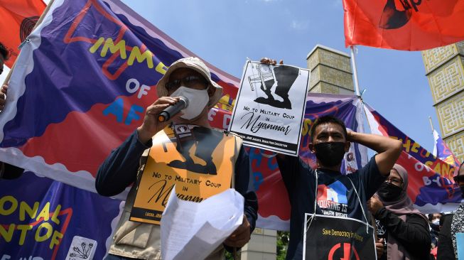 Pengunjuk rasa yang tergabung dalam Jaringan Rakyat Miskin Kita menggelar aksi di depan Masjid Agung Al-Azhar dekat gedung Sekretariat ASEAN, Jakarta, Sabtu (24/4/2021).  ANTARA FOTO/Hafidz Mubarak