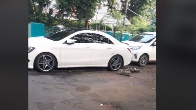 Viral Deretan Mobil Parkir  di  Depan  Rumah Orang Niat 