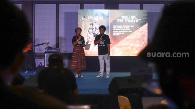 Komika Arie Kriting dan Diana Djiling menjadi host saat acara konser amal Suara Nusa Timur di Pasar Minggu, Jakarta Selatan, Sabtu (24/4/2021). [Suara.com/Alfian Winanto]