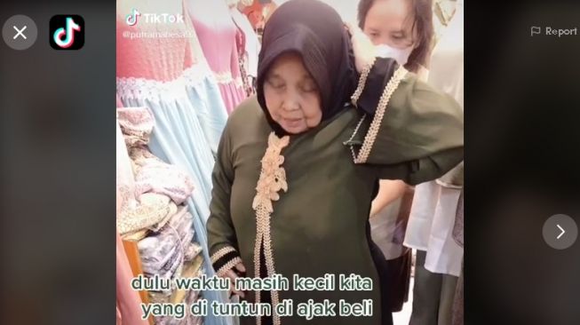 Anak belikan ibu baju lebaran (tiktok.com/@putramahesa93)