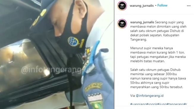 Tangkapan layar video oknum Dishub Kabupaten Tangerang lakukan pungli kepada sopir buah melon, Sabtu (24/4/2021). [Instagram]