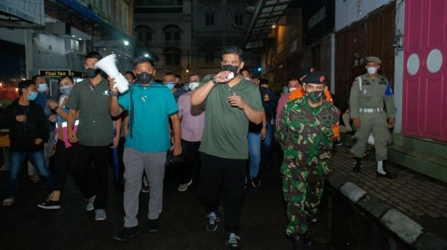 Wali Kota Medan Bobby Nasution mengimbau pengunjung dan pedagang di Kesawan City Walk, Sabtu (24/4/2021) malam. [Ist]