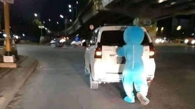 Toyota Avanza Mogok Didorong Pria Berkostum Doraemon, Aksinya Bikin Salut