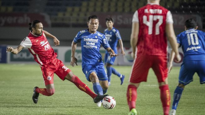 Pemain Persib Bandung Dedi Kusnandar (kedua kiri) berusaha melewati hadangan pemain Persija Jakarta Rohit Chant (kiri) pada pertandingan leg dua Final Piala Menpora di Stadion Manahan, Solo, Jawa Tengah, Minggu (25/4/2021). [ANTARA FOTO/Mohammad Ayudha]