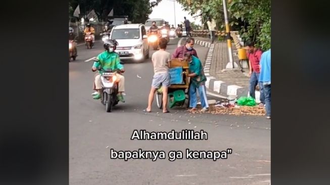 Dagangan kakek penjual kacang tumpah di jalan (tiktok.com/@riskachann)