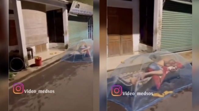 Viral Video Pria Tidur Pakai Kelambu di Pinggir Jalan, 'Diusir Istri Nih!'