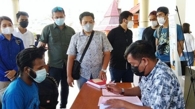 Penyidik Satgas Cyber Nemangkawi melimpahkan berkas perkara tahap dua tersangka pemilik akun facebook atasnama Cobalt Ferry Pakage mengajak bakar bendera merah putih ke Jaksa Penuntut Umum Kejaksaan Negeri Jayapura. (ANTARA News Papua/HO-Satgas Humas Nemangkawi)