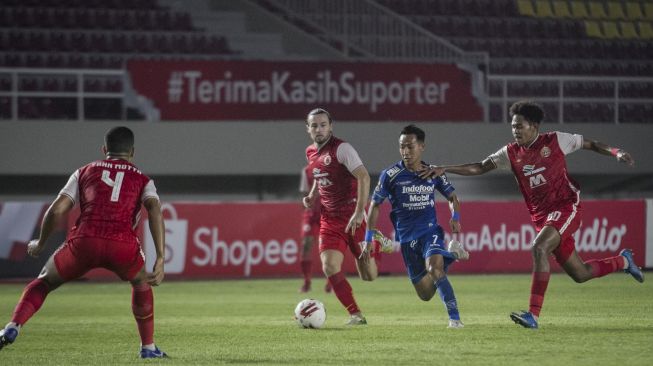 Pemain Persib Bandung Beckham Putra (kedua kanan) berusaha melewati pemain Persija Jakarta Baif Fatari (kanan) dan Marc Klok (ketiga kanan) pada pertandingan leg dua Final Piala Menpora di Stadion Manahan, Solo, Jawa Tengah, Minggu (25/4/2021). [ANTARA FOTO/Mohammad Ayudha]