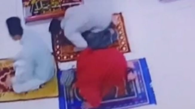 Viral Tiga Pria Salat Tarawih Menghadap Kulkas, Videonya Tuai Perdebatan