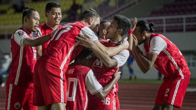 Para pemain Persija Jakarta merayakan gol penyerang Osvaldo Haay (kedua kanan) ke gawang Persib Bandung pada pertandingan leg kedua final Piala Menpora 2021 di Stadion Manahan, Solo, Minggu (25/4/2021) malam. [ANTARA FOTO/Mohammad Ayudha]