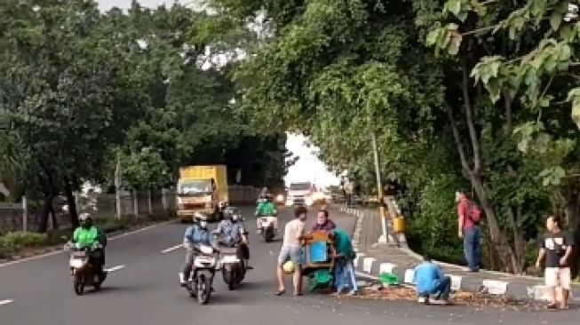 Ambyar! Video Kakek Penjual Kacang Rebus Dagangannya Tumpah Semua di Jalan