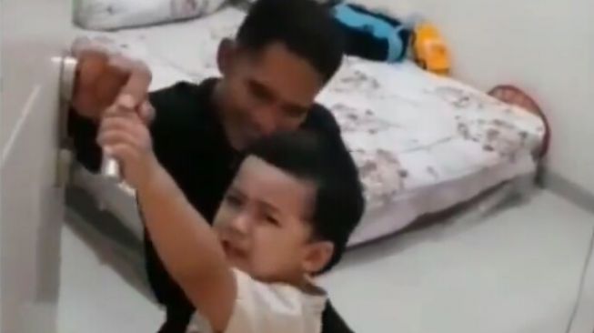 Bikin Haru, Azka Anak Kru KRI Nanggala 402 Sempat Kunci Pintu Kamar Ayahnya