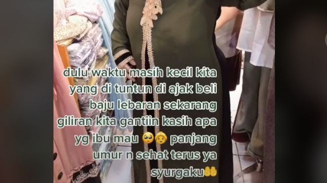 Anak belikan ibu baju lebaran (tiktok.com/@putramahesa93)