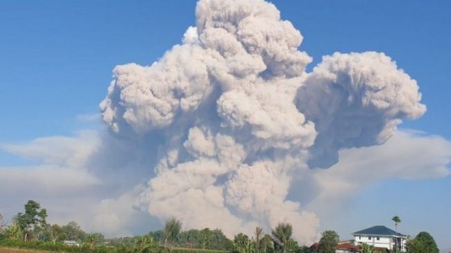 Gunung Sinabung Luncurkan Awan Panas 1.000 Meter