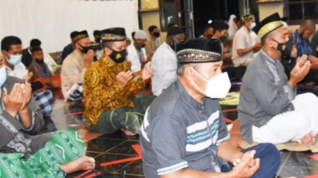  Kalangan prajurit TNI dan PNS Kodim 1707/Merauke menggelar doa bersama untuk keselamatan KRI Nanggala 402 yang hilang kontak di perairan Bali 21 April 2021 [ANTARA News Papua/HO-Pendam XVII/Cenderawasih].