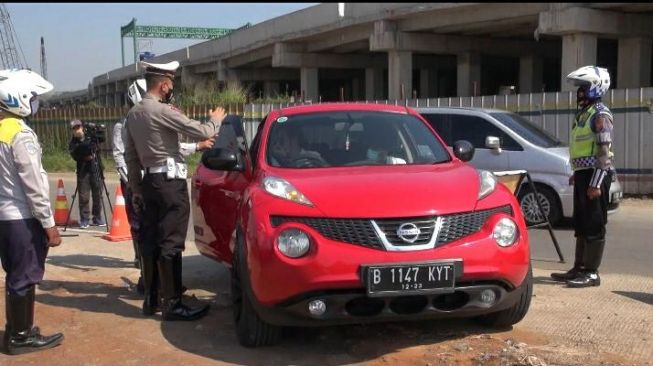 Puluhan Kendaraan Pelat B Kembali Diputar Balik di Cileunyi