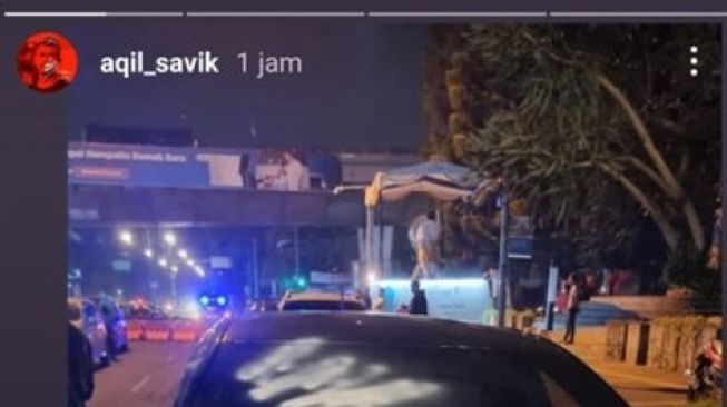 Unggahan instagram sotry kiper Persib Bandung, Aqil Savik terkait mobil kakaknya dirusak oknum bobotoh. [Dok. Instagram@aqil_savik]