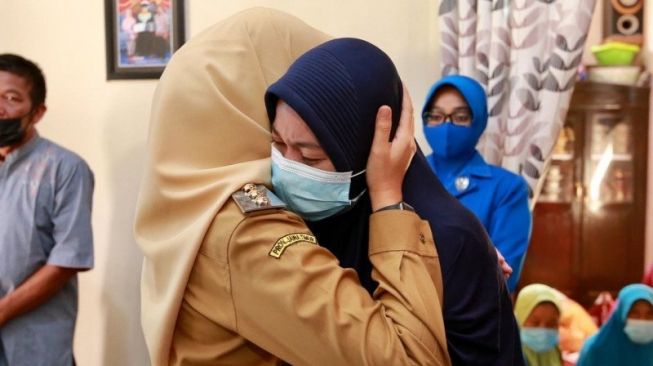 Istri Kru KRI Nanggala 402: Suami Saya Sudah Tenang di Sisi Allah, Bu...