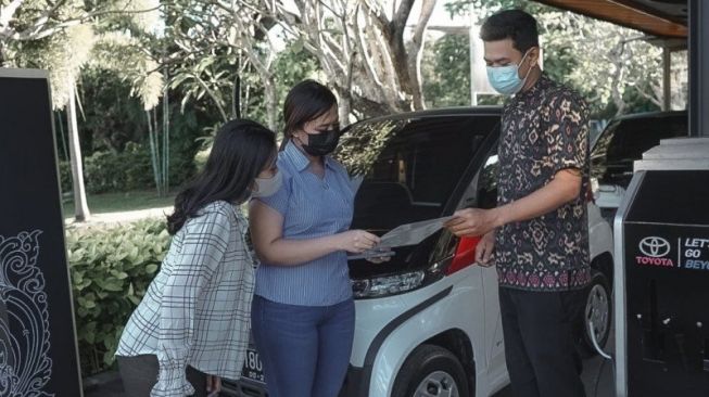 Penjelasan kendaraan listrik yang disediakan di kawasan The Nusa Dua, Bali. [Antara/istimewa/fik]