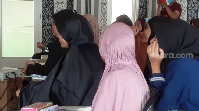 Santriwati tengah belajar di Pesantren Pembinaan Mualaf Yayasan An-Naba Center Indonesia, Ciputat, Kota Tangerang Selatan (Tangsel). [SuaraJakarta.id/Wivy Hikmatullah]