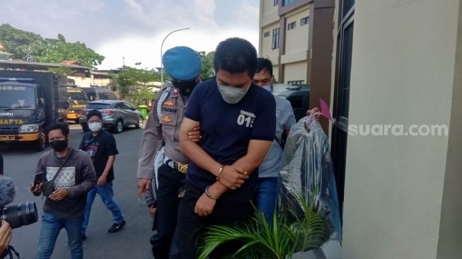 Ivan, tersangka kasus pembunuhan terhadap wanita muda berinisial B di kawasan Petojo, Gambir, Jakarta Pusat. (Saura.com/Arga)