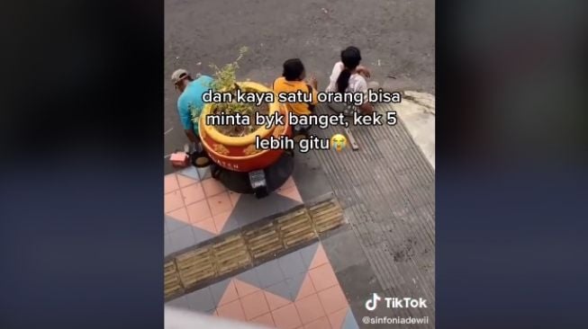 Aksi ibu-ibu minta takjil gratis dalam jumlah banyak (tiktok.com/@sinfoniadewii)