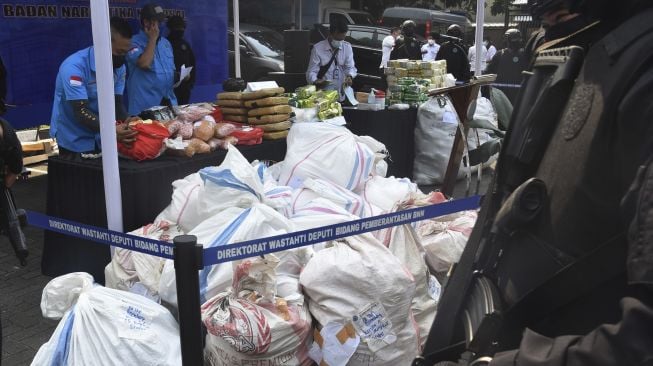 Petugas BNN mengumpulkan barang bukti narkotika yang akan dimusnahkan di Kantor BNN, Jakarta, Senin (26/4/2021). [ANTARA FOTO/Indrianto Eko Suwarso]