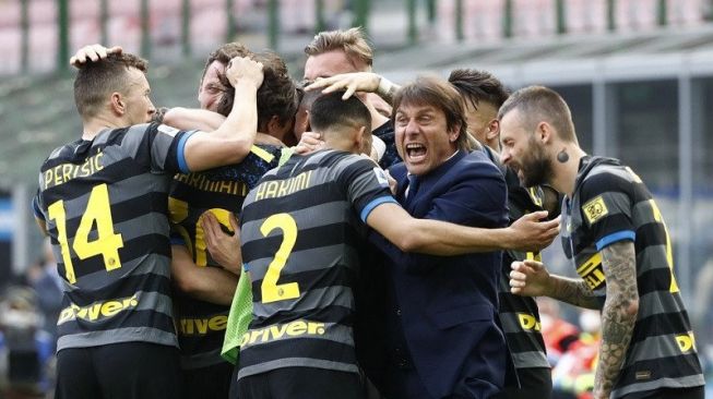 Pelatih Inter Milan Antonio Conte (kedua kanan) bergabung dengan para pemainnya yang merayakan gol Matteo Darmian ke gawang Verona dalam lanjutan Liga Italia di Stadion Giuseppe Meazza, Milan, Italia, Minggu (25/4/2021). (ANTARA/REUTERS/Alessandro Garofalo)