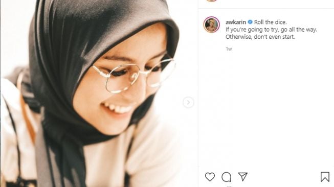 Gaya hijab Awkarin. [Instagram/awkarin]