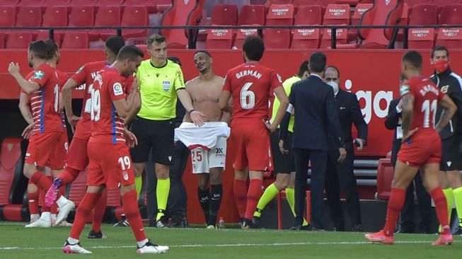 Aneh! Duel Sevilla Vs Granada Sudah Berakhir, Wasit Minta Laga Lanjut Lagi