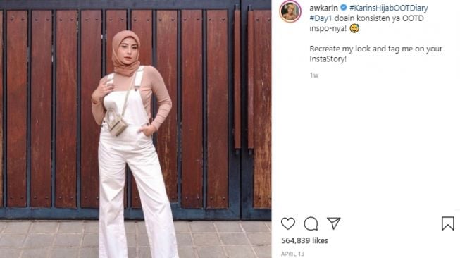 Gaya hijab Awkarin. [Instagram/awkarin]