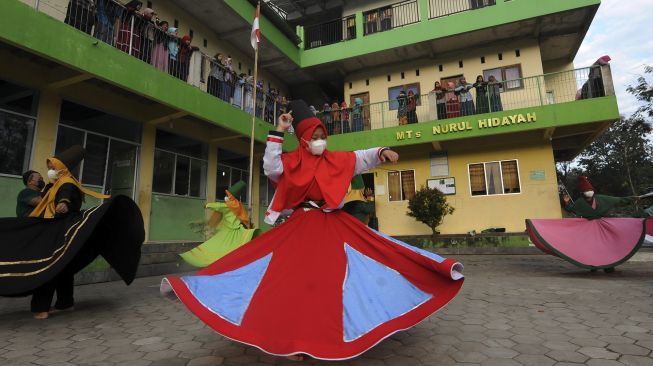 Sejumlah santriwati menarikan tarian sufi di Pondok Pesantren Nurul Hidayah Al Mubarokah, Sempu, Andong, Boyolali, Jawa Tengah, Minggu (25/4/2021). [ANTARA FOTO/Aloysius Jarot Nugroho]