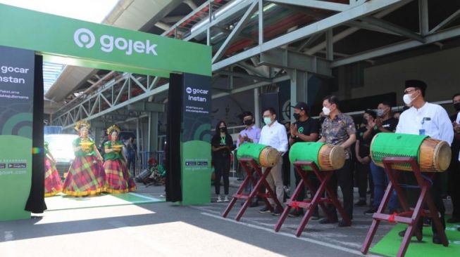 Suasana peresmian GoCar instan oleh Kepala Dinas Perhubungan Provinsi Sulawesi Selatan, H Muhammad Arafah didampingi General Manager PT Angkasa Pura I (Persero) Wahyudi dan VP Strategic Regional Gojek Indonesia Bagian Timur, Anandita Danaatmadja di Bandara Internasional Sultan Hasanuddin, Makassar, Minggu (25/4/2021) [ANTARA Foto/Suriani Mappong]