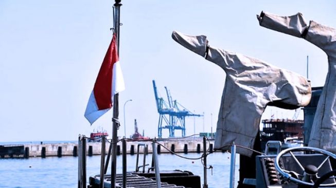 Berkabung! Prajurit TNI AL Kibarkan Bendera Setengah Tiang Selama 7 Hari