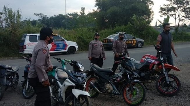 Motor Diangkut Polisi, Joki Balap Liar Mewek