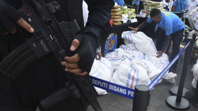 Petugas BNN mengumpulkan barang bukti narkotika yang akan dimusnahkan di Kantor BNN, Jakarta, Senin (26/4/2021). [ANTARA FOTO/Indrianto Eko Suwarso]