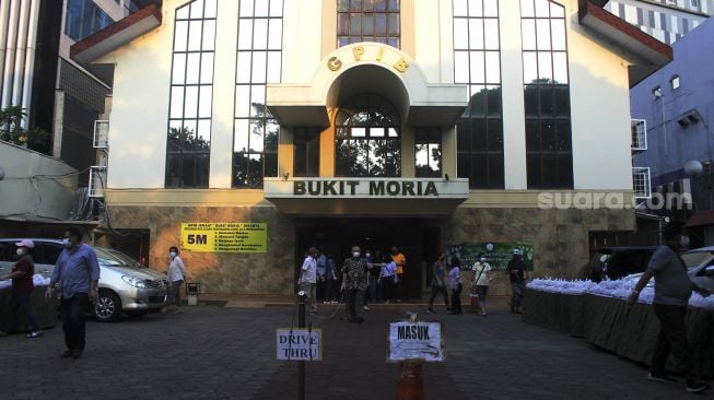 Panitia penyelenggara membagikan takjil secara Drive Thru di GPIB Bukit Moria, Jalan Prof.Dr.Soepomo, Kecamatan Tebet, Jakarta Selatan, Senin (26/4/2021). [Suara.com/Dian Latifah]