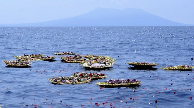 Sejumlah karangan bunga dihanyutkan saat kegiatan Doa dan Tabur Bunga untuk KRI Nanggala 402 di perairan utara Bali, Buleleng, Bali, Senin (26/4/2021). [ANTARA FOTO/Fikri Yusuf]