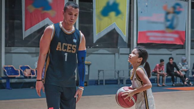 Samuel Rizal bermain basket bersama putrinya, Drucilia Kalea Arifin. [Instagram]