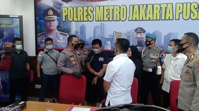 Ivan (tengah), tersangka kasus pembunuhan terhadap wanita di kawasan Petojo, Gambir, Jakarta Pusat saat diinterogasi polisi. (Saura.com/Arga)