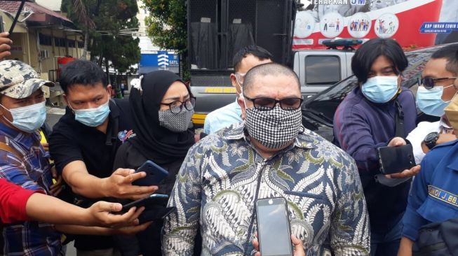 Kuasa Hukum Sandi Serahkan Berkas Dugaan Korupsi di Damkar Kota Depok