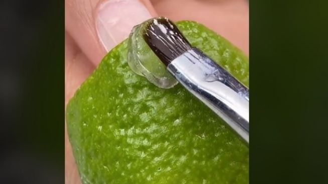 Kelewat Kreatif, Wanita Ini Bikin Nail Art Pakai Kulit Jeruk Nipis